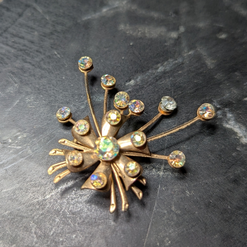 Elegant Goldtone Aurora Borealis Crystal Vintage Brooch - Picture 3 of 6